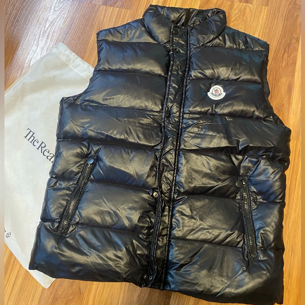 Like new men’s MONCLER puffer vest size 5 black